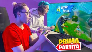 MIO FRATELLO GIOCA A FORTNITE PER LA PRIMA VOLTA ! (NON CI CREDO...)